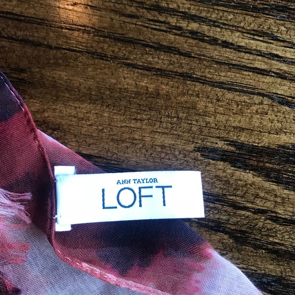 Beautiful loft scarf! 🌹🌷 - Picture 3 of 4